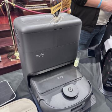 Anker Prime Wireless Charging Station: ricarica Qi2 da 25W con raffreddamento attivo al MWC 2026 - macitynet.it