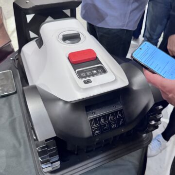 Anker Prime Wireless Charging Station: ricarica Qi2 da 25W con raffreddamento attivo al MWC 2026 - macitynet.it