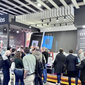 SBS Omniglass al MWC 2026: 27 vetri per coprire fino a 1.500 smartphone - macitynet.it