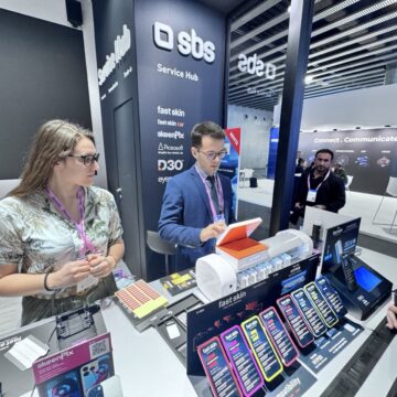 SBS Omniglass al MWC 2026: 27 vetri per coprire fino a 1.500 smartphone - macitynet.it