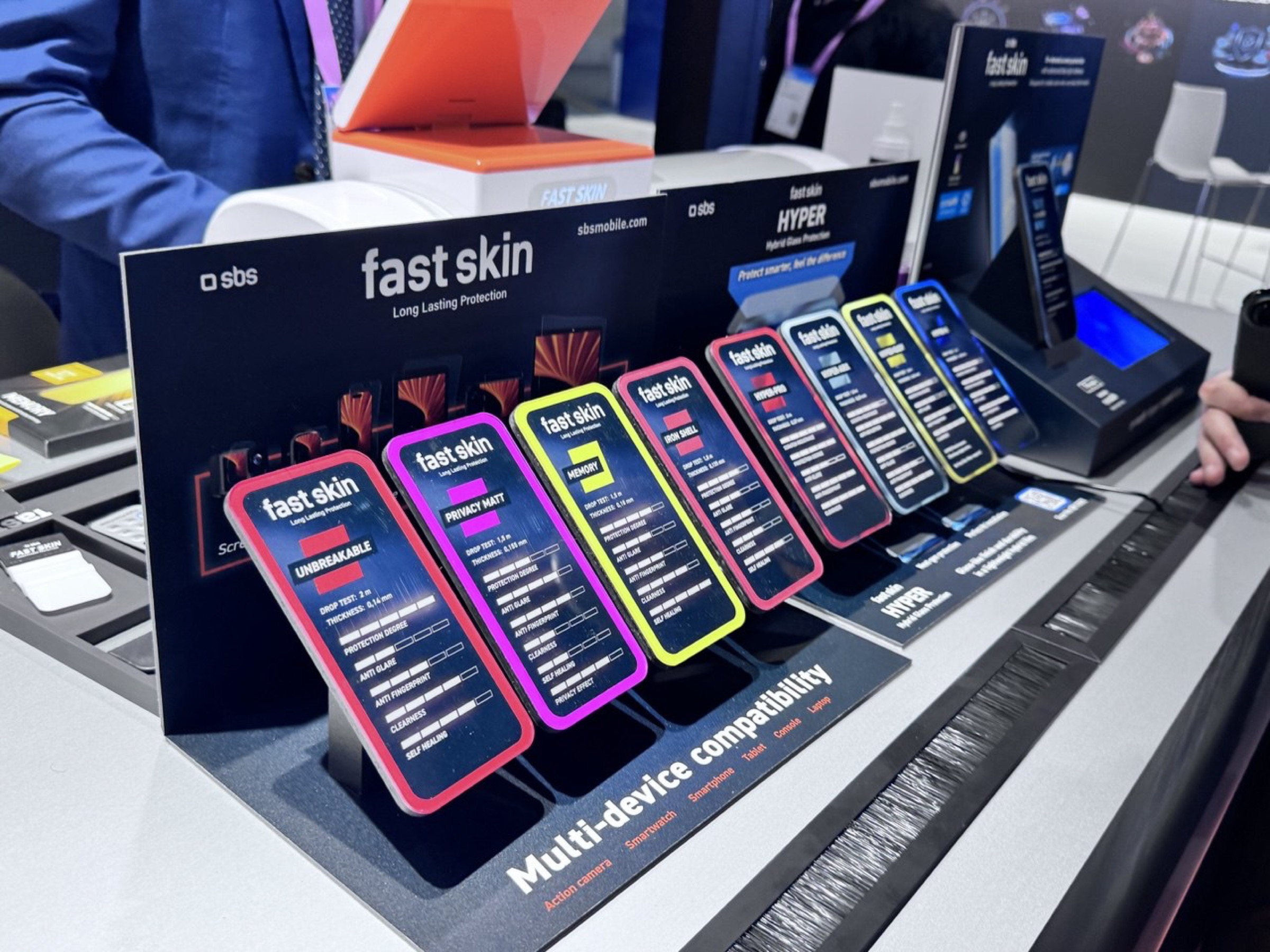SBS Omniglass al MWC 2026: 27 vetri per coprire fino a 1.500 smartphone - macitynet.it SBS Omniglass al MWC 2026: 27 vetri per coprire fino a 1.500 smartphone - macitynet.it