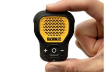 Questo speaker si aggancia ai vestiti e ti lascia le mani libere: è di DEWALT Si aggancia ai vestiti e ti lascia le mani libere: lo speaker DEWALT - macitynet.it