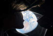 iPhone scatta le prime foto dallo spazio, NASA mostra le immagini Christina Koch guarda la terra da Artemis II