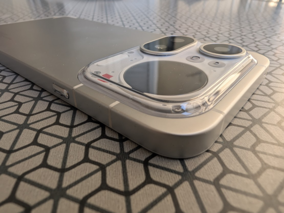 Recensione Nothing Phone (4a) e (4a) Pro, i mid-range pi&ugrave; riconoscibili - macitynet.it
