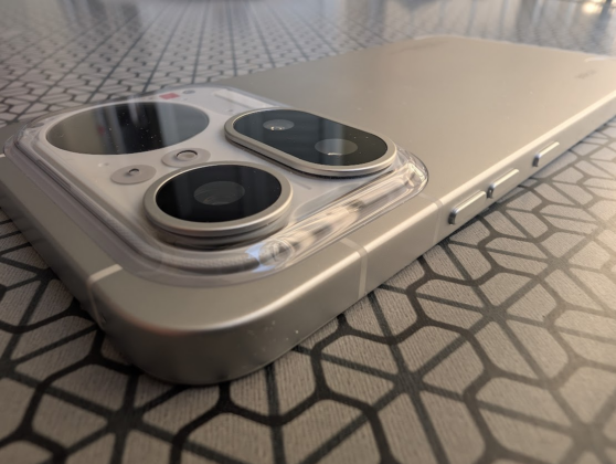Recensione Nothing Phone (4a) e (4a) Pro, i mid-range pi&ugrave; riconoscibili - macitynet.it