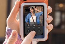 Insta360 Snap è lo schermo magnetico dietro lo smartphone per selfie e vlog migliori Insta360 Snap montato sul retro di uno smartphone durante la registrazione di un selfie video