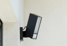 Netatmo Faro da Esterno: luce automatica coordinata alla videocamera, senza app Faro da Esterno nero con luce LED e sensore di movimento