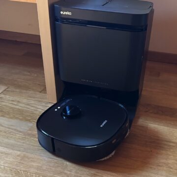 Recensione Eureka J15 Max Ultra, il robot aspirapolvere pensato per animali e pulizia liquidi - macitynet.it