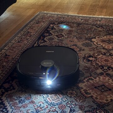 Recensione Eureka J15 Max Ultra, il robot aspirapolvere pensato per animali e pulizia liquidi - macitynet.it