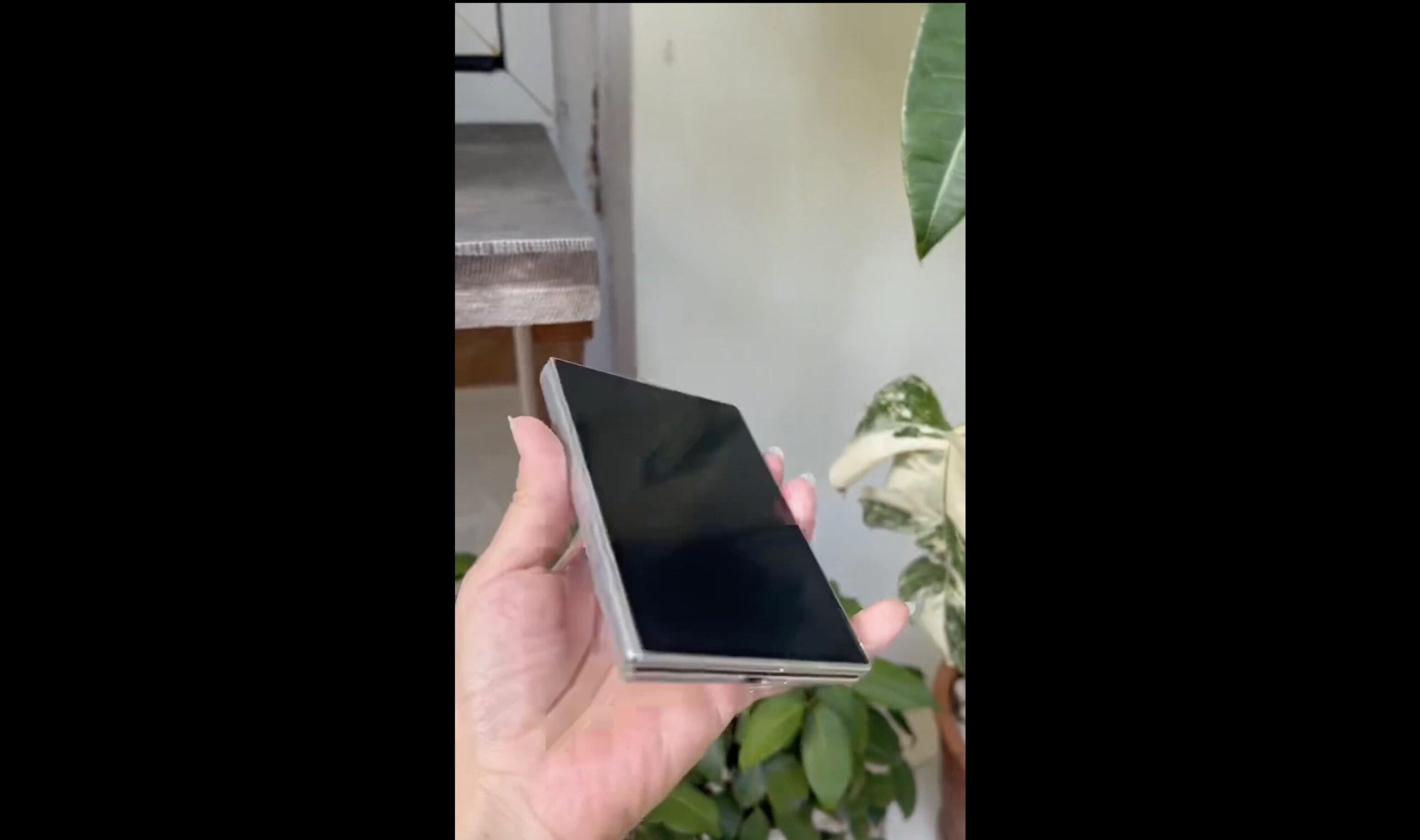 Ecco Galaxy Z Fold 8 Wide, in video un modello non funzionante - macitynet.it Ecco Galaxy Z Fold 8 Wide, in video un modello non funzionante - macitynet.it