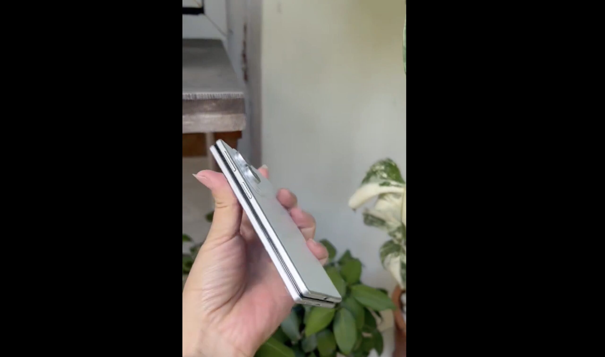 Ecco Galaxy Z Fold 8 Wide, in video un modello non funzionante - macitynet.it Ecco Galaxy Z Fold 8 Wide, in video un modello non funzionante - macitynet.it