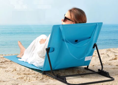 Lettini da spiaggia ultraleggeri, diventano valigetta quando li chiudete: 38 € la coppia