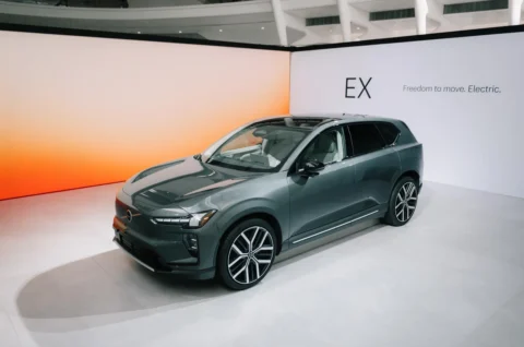 Gemini con Volvo EX60,  spiega legge e spiega i cartelli stradali