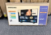 Dua Lipa chiede 15 milioni a Samsung per una foto sul cartone di una TV scatola Tv samsung dua lipa