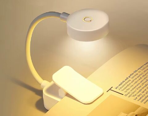 Lampada da lettura, si pinza al libro: solo 1 €