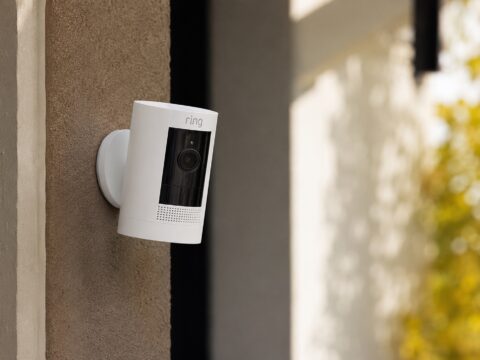 Ring Stick Up Cam a 49 euro: videocamera a batteria senza vincoli di installazione