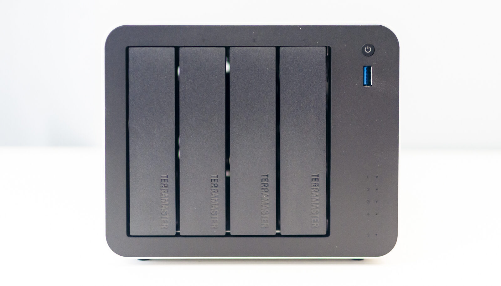 Recensione NAS TerraMaster F4-425 Pro, AI locale ma anche tanta qualità al giusto prezzo - macitynet.it Recensione NAS TerraMaster F4-425 Pro, AI locale ma anche tanta qualità al giusto prezzo - macitynet.it