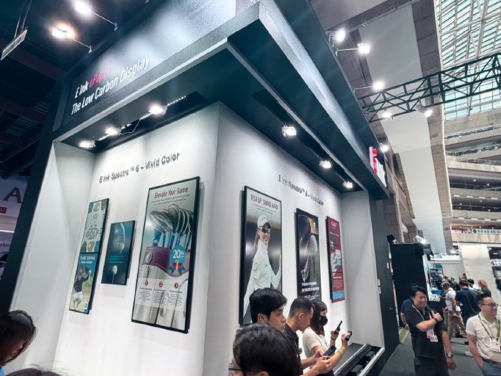 Computex 2026: per E Ink l'e-paper smette di essere un'etichetta e diventa infrastruttura visiva a bassa energia - macitynet.it Computex 2026: per E Ink l'e-paper smette di essere un'etichetta e diventa infrastruttura visiva a bassa energia - macitynet.it