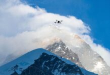 Oltre gli ottomila metri, i droni DJI per sicurezza e ricerca sul Monte Everest Oltre gli ottomila metri, i droni DJI per sicurezza e ricerca sul Monte Everest - macitynet.it