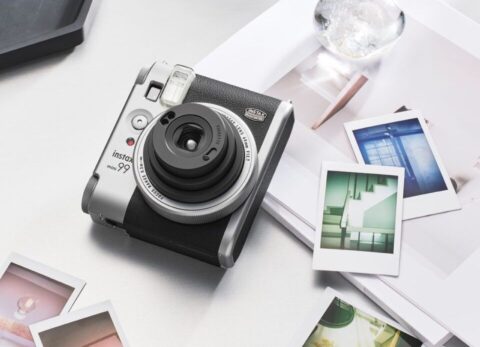Fujifilm instax mini 99 arriva anche in argento: stessa dotazione, cambia il look