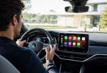 WhatsApp su CarPlay si aggiorna: messaggi, chiamate e contatti preferiti WhatsApp su Apple CarPlay nello schermo di un’automobile