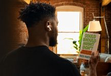Apple mostra per errore le AirPods con fotocamera, ecco come funzioneranno – video Apple mostra per errore le AirPods con fotocamera, ecco come funzioneranno - macitynet.it