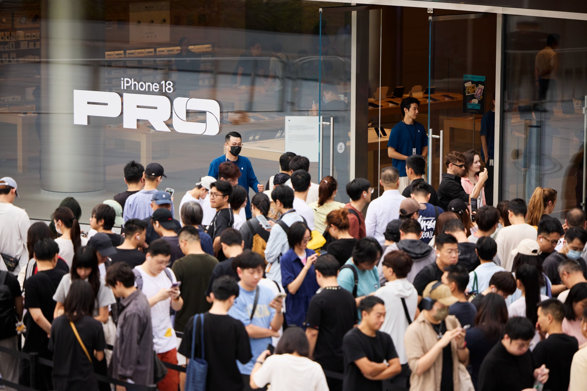 iPhone 18 Pro, vendite in crescita in Cina Clienti davanti all'Apple Jing'an di Shanghai durante il lancio di iPhone