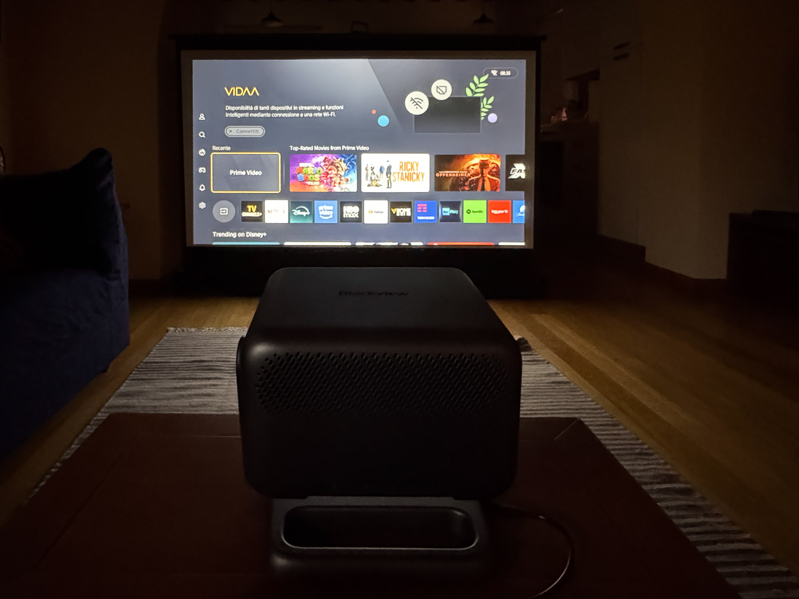 Recensione Blackview PV1000 Max, il proiettore Full HD economico che sorprende per luminosità e VIDAA - macitynet.it Recensione Blackview PV1000 Max, il proiettore Full HD economico che sorprende per luminosità e VIDAA - macitynet.it