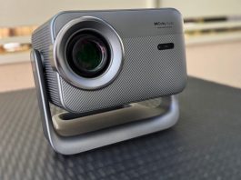 Recensione Blackview PV1000 Max, il proiettore Full HD economico che sorprende per luminosità e VIDAA Recensione Blackview PV1000 Max, il proiettore Full HD economico che sorprende per luminosità e VIDAA - macitynet.it