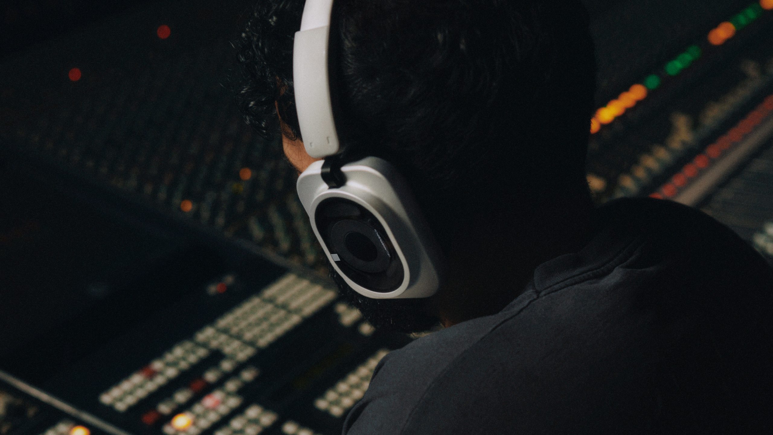 Nothing Headphone (1) Pro, le cuffie da tutti i giorni puntano al mix professionale - macitynet.it Nothing Headphone (1) Pro, le cuffie da tutti i giorni puntano al mix professionale - macitynet.it