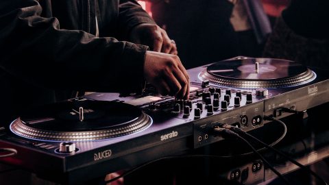 Hercules T10 è il controller DJ che suona come con un giradischi
