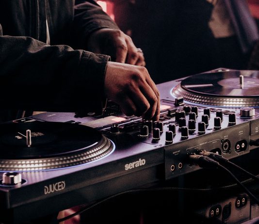 Hercules T10 è il controller DJ che suona come con un giradischi Hercules T10 è il controller DJ che suona come con un giradischi - macitynet.it
