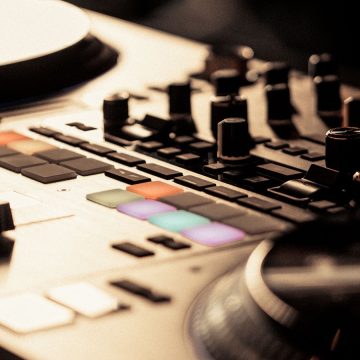 Hercules T10 è il controller DJ che suona come con un giradischi - macitynet.it