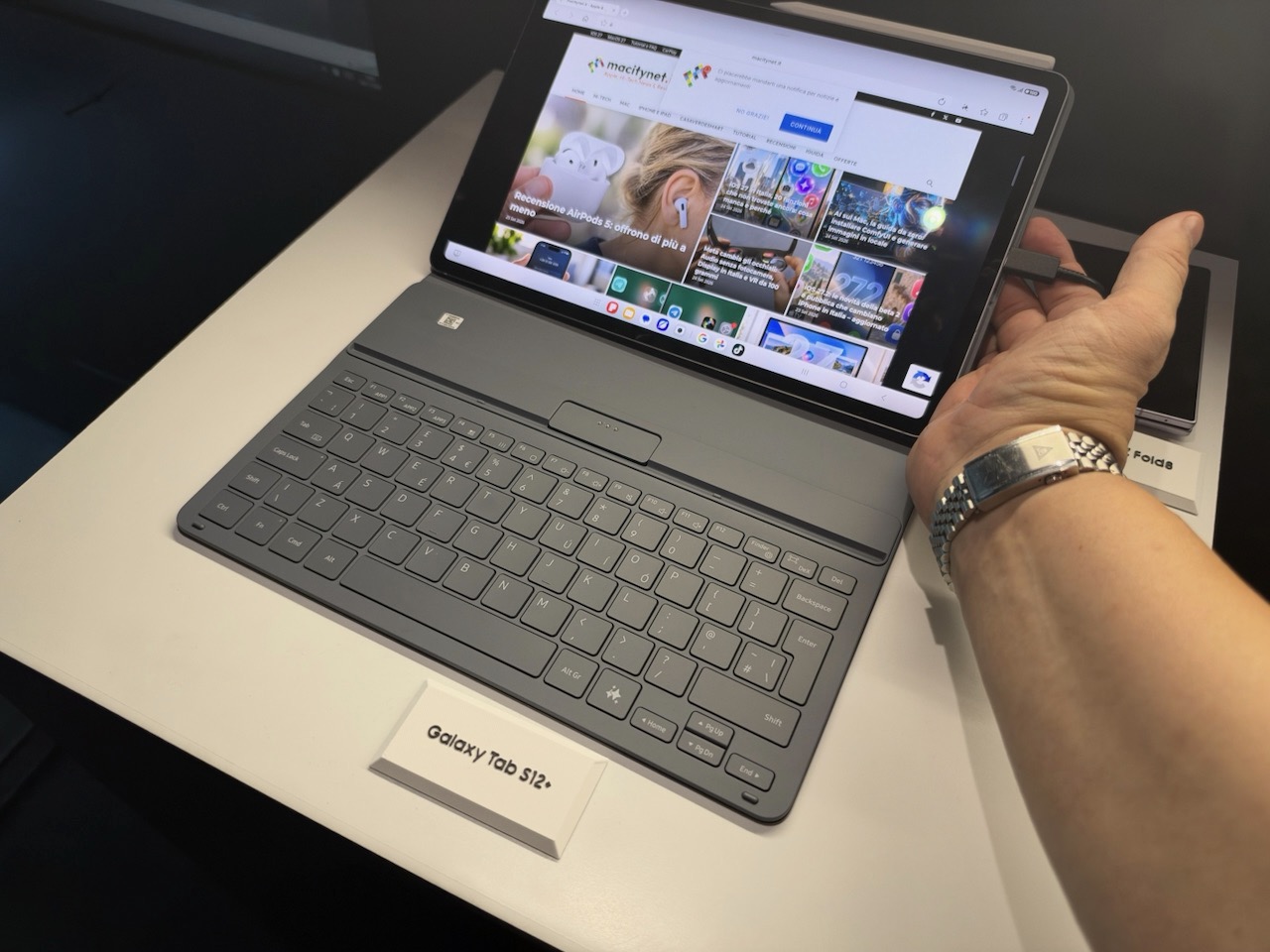 Samsung Galaxy Tab S12, il tablet che porta Photoshop su Android - macitynet.it Samsung Galaxy Tab S12, il tablet che porta Photoshop su Android - macitynet.it
