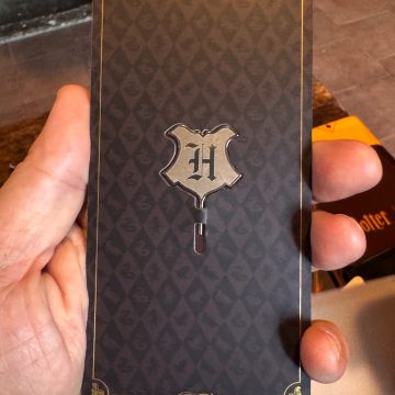 realme 16 Pro Harry Potter Edition, il telefono di Hogwarts arriva con un baule da collezione - macitynet.it