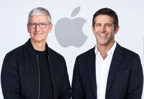 Tim Cook lascia il posto a Ternus, ma resta al centro di Apple