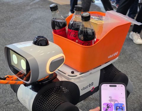 Vbot sbarca in Europa con SuperDog, il cane robotico pensato per la famiglia