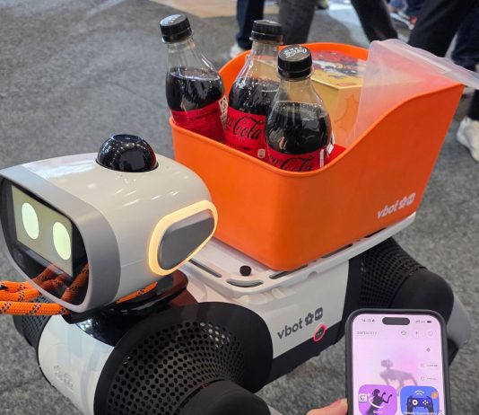 Vbot sbarca in Europa con SuperDog, il cane robotico pensato per la famiglia Vbot sbarca in Europa con SuperDog, il cane robotico pensato per la famiglia - macitynet.it