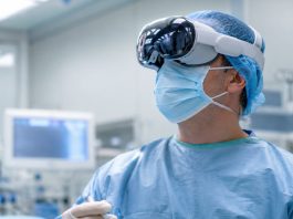 Apple Vision Pro è quasi morto, ma in sala operatoria trova un futuro Apple Vision Pro in sala operatoria: eseguito il primo intervento con la piattaforma SportSuite Vision di Stryker - macitynet.it
