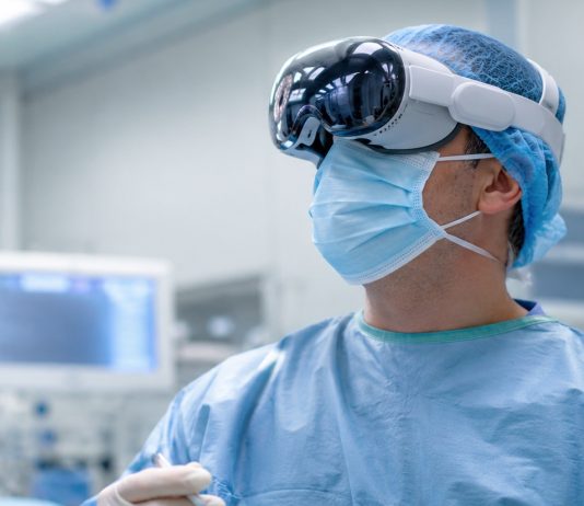 Apple Vision Pro è quasi morto, ma in sala operatoria trova un futuro Apple Vision Pro in sala operatoria: eseguito il primo intervento con la piattaforma SportSuite Vision di Stryker - macitynet.it