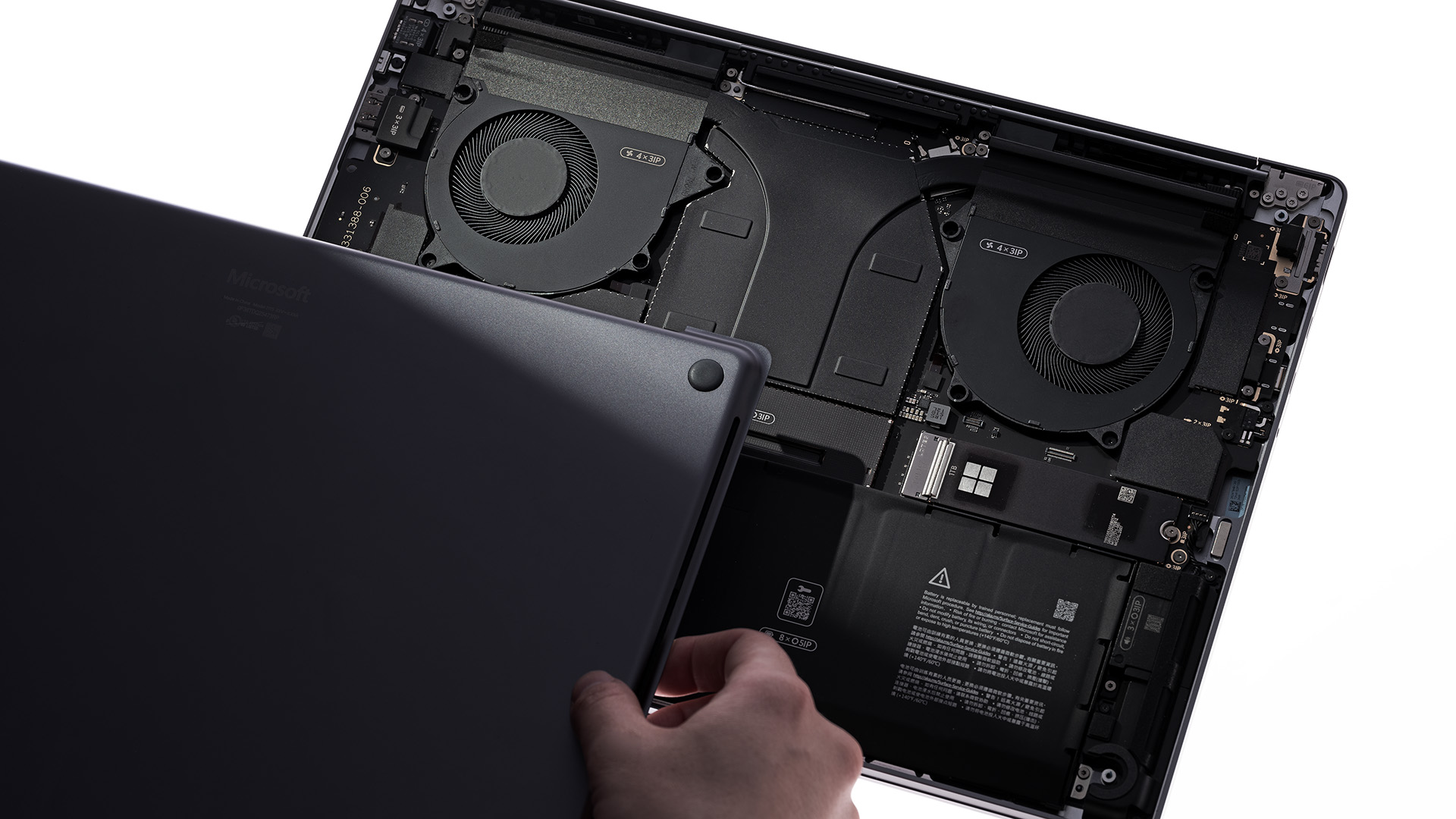 Surface Laptop Ultra, Microsoft attacca i MacBook Pro non solo nel prezzo - macitynet.it Vista dei componenti interni e della struttura riparabile di Microsoft Surface Laptop Ultra