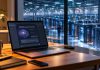 Computer portatile con AI locale davanti a un grande data center