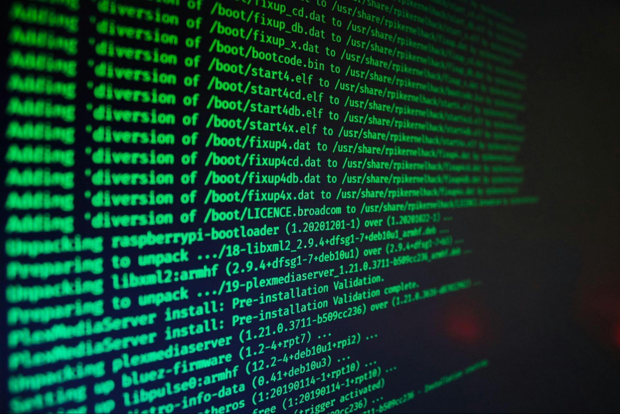 Il badge che lascia entrare il software - macitynet.it Righe di codice informatico verde in esecuzione su uno schermo nero con terminale di sistema