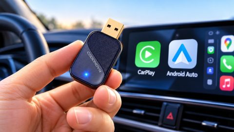 Sembra una chiavetta USB, ma libera CarPlay e Android Auto dai cavi