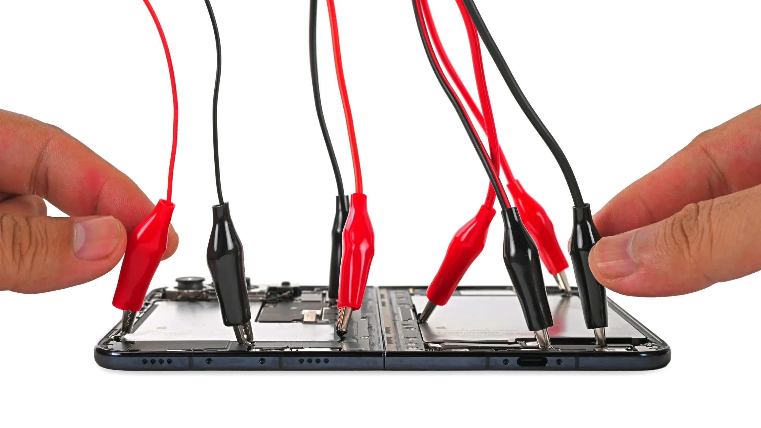 Le batterie di iPhone Duo utilizzano adesivi a rilascio elettrico Batterie di iPhone Duo smontate da iFixit con il sistema di rilascio elettrico degli adesivi