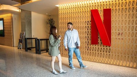 Netflix licenzia quasi 1.000 dipendenti mentre YouTube guadagna terreno