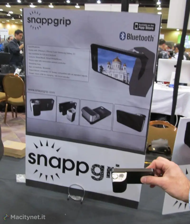 Visto@CES 2013: Snappgrip è l’impugnatura che trasforma iPhone in una digicamera punta e scatta