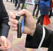 Visto@CES 2013: Snappgrip è l’impugnatura che trasforma iPhone in una digicamera punta e scatta
