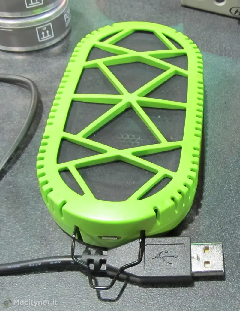 Visto al CES 2012: Powertrekk, riserva d’energia a celle d’idrogeno porta iPhone ovunque Visto al CES 2012: Powertrekk, riserva d’energia a celle d’idrogeno porta iPhone ovunque