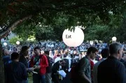 Phil Schiller festeggia insieme agli sviluppatori della WWDC e ai Vampire Weekend